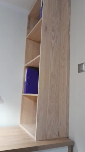 Biała szafa wnękowa z lustrem